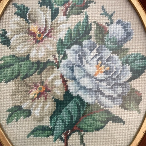 Vintage Needlework flowers in golden worked wood frame - Picture 16 of 16